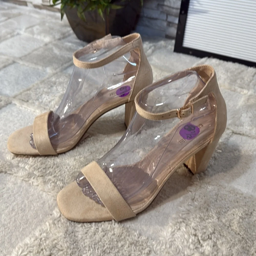 CUSHIONAIRE 8.5 Bliss Cream Block Heel Sandals